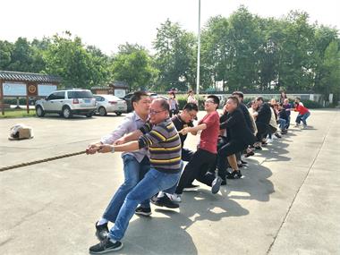 勞動最美、團(tuán)結(jié)拼搏”拔河比賽