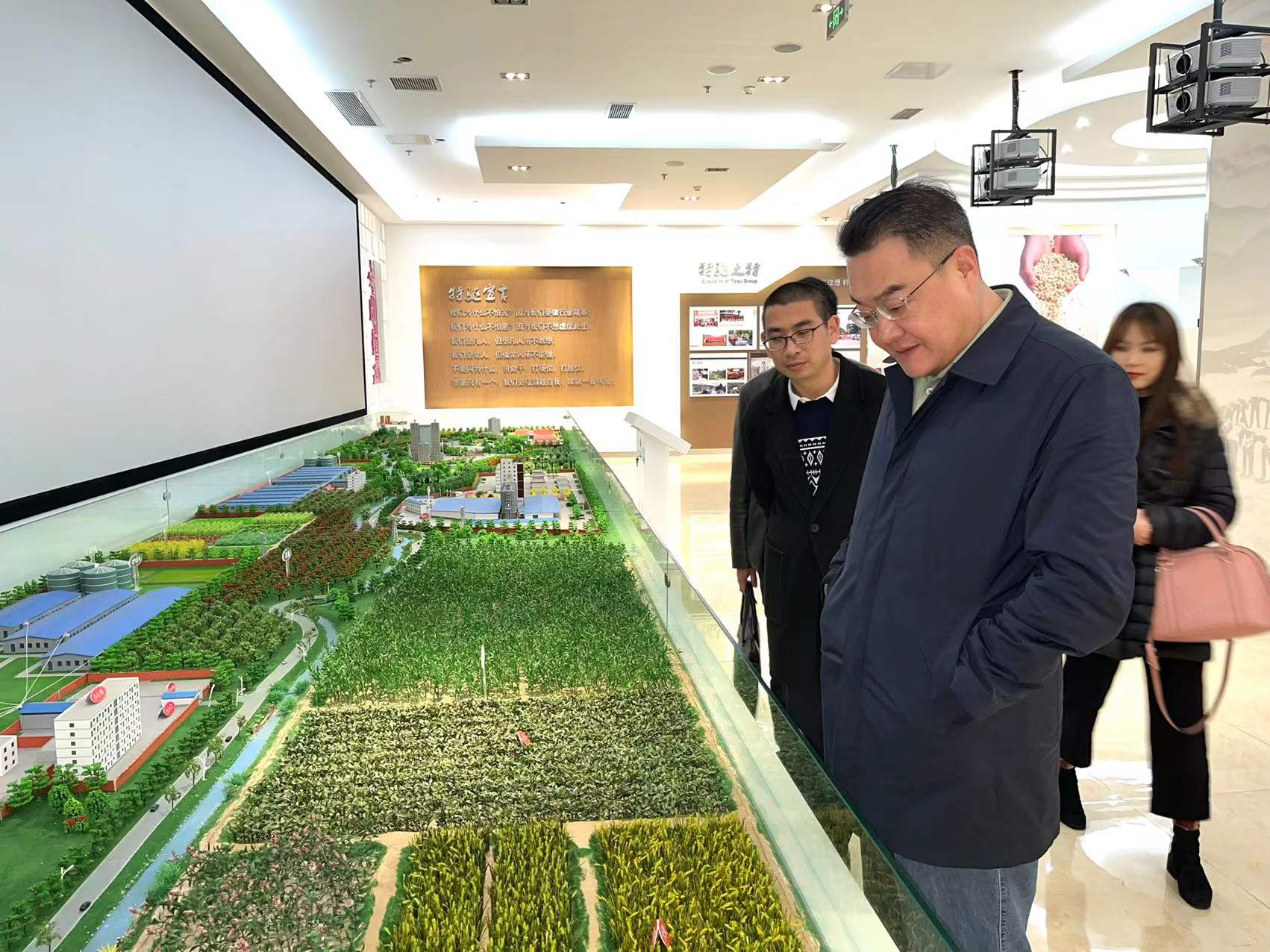 力爭一季度“開門紅”——鄧華赴通威集團、特驅(qū)集團考察交流