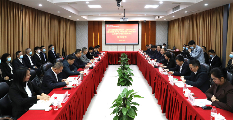 集團公司與萬源市人民政府正式簽訂《萬源舊院黑雞產(chǎn)業(yè)“綠色發(fā)展、種業(yè)振興”三年提升行動項目投資協(xié)議》